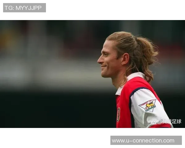 长发白人足球明星的传奇故事与赛场风采展现